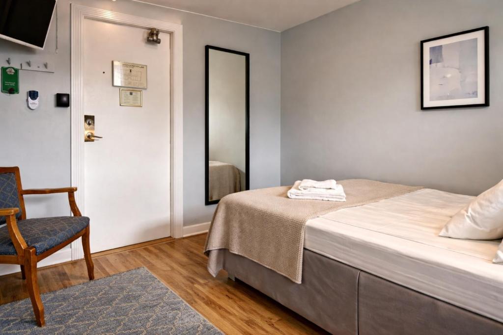 Twin Room 2
